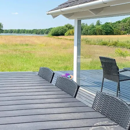 6 Person In Ansager-by Traum Ansager