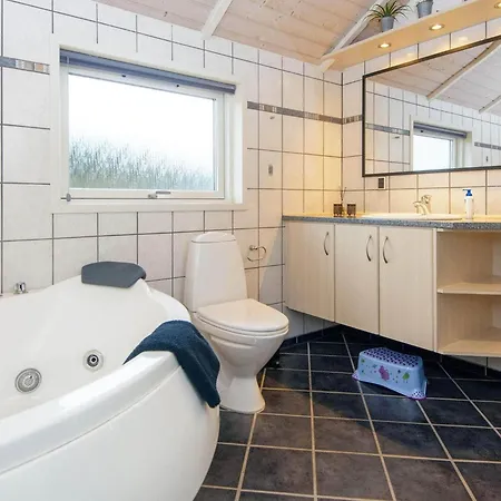 6 Person In Ansager-by Traum Nyaraló *