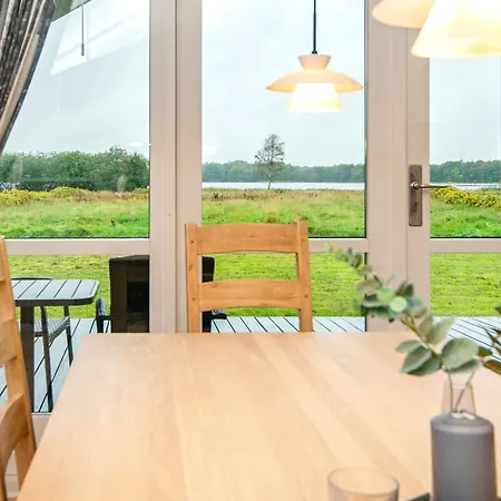 6 Person In Ansager-by Traum Ansager