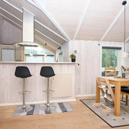 6 Person In Ansager-by Traum