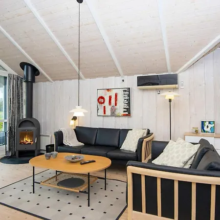 6 Person In Ansager-by Traum Nyaraló