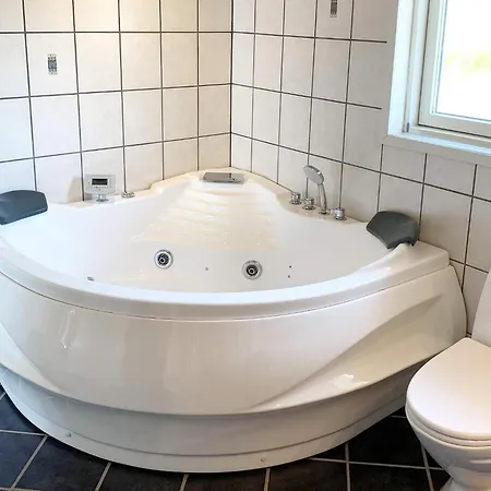 6 Person In Ansager-by Traum Nyaraló *