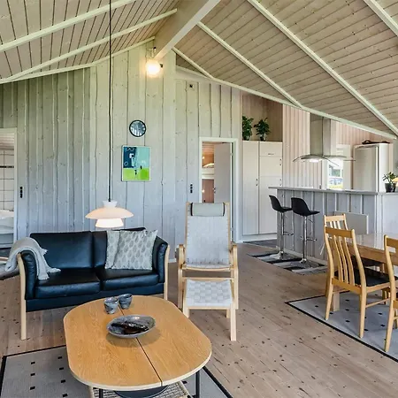 6 Person In Ansager-by Traum