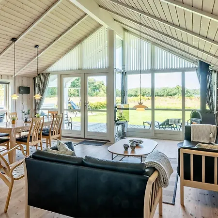 6 Person In Ansager-by Traum Ansager