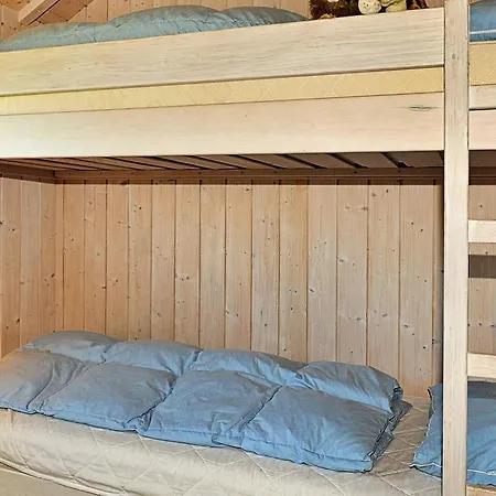 6 Person In Ansager-by Traum Nyaraló