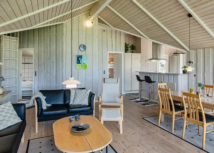 6 Person In Ansager-by Traum